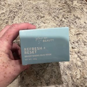 “glow on 5th beauty brightening mud mask